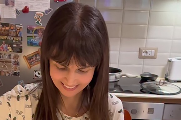 NAŠA VODITELJKA JE DOMAĆICA ZA PRIMER! Stoji pored šporeta i sprema neodoljivu poslasticu koju Srbi obožavaju: Ispalo joj je ZA DESETKU