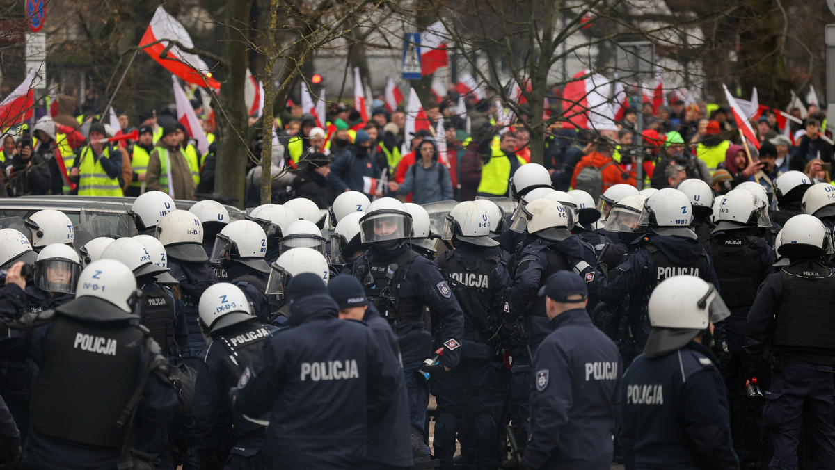 Zamieszki na proteście w Warszawie. Policja przedstawiła zarzuty