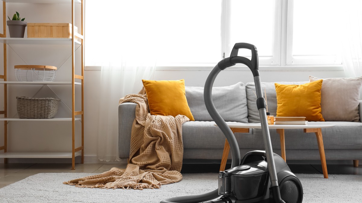 Gde držati usisivač, kantu i krpe ako živite u malom stanu: 3 idealna rešenja