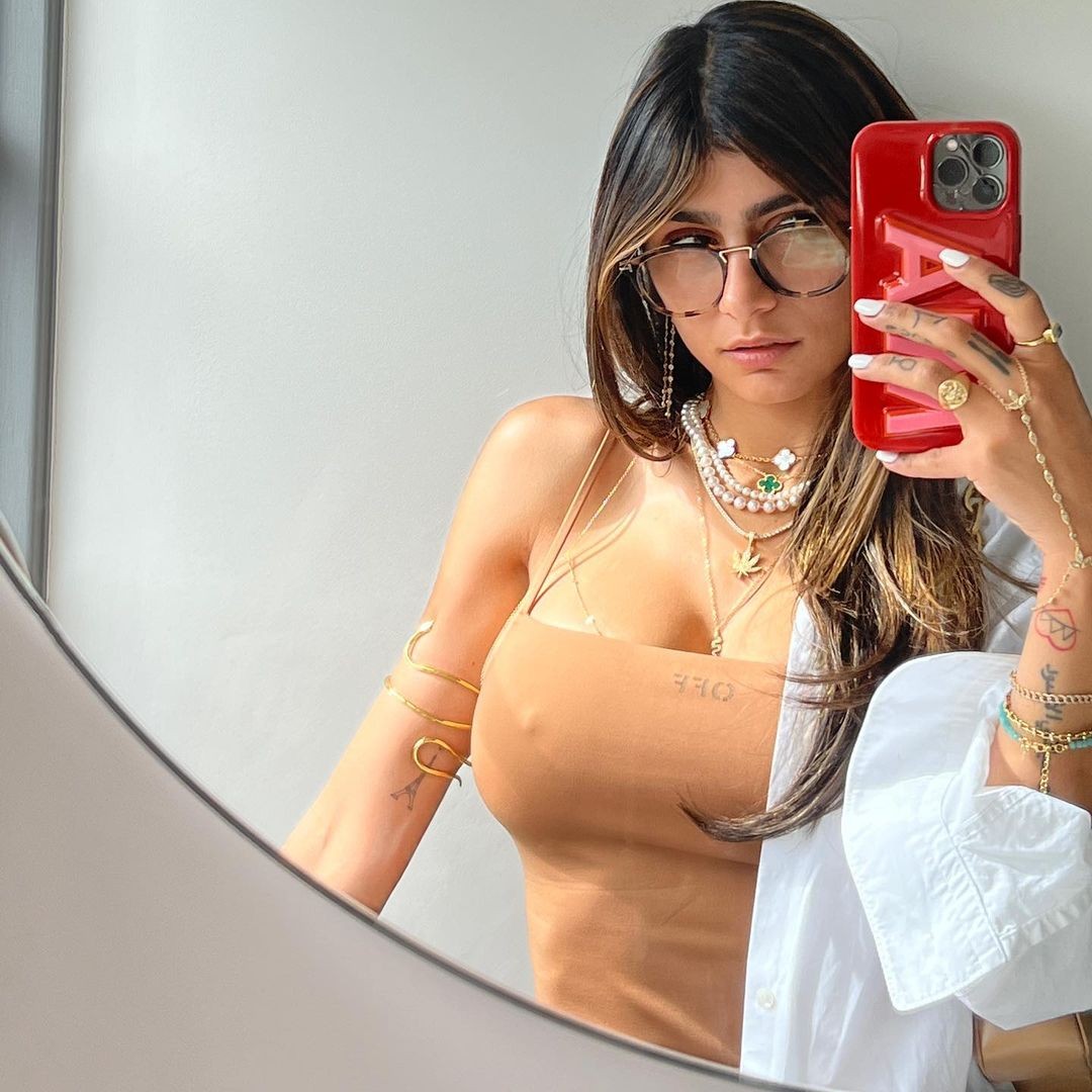 Slávna Mia Khalifa nezvláda vysoké teploty v New Yorku. 