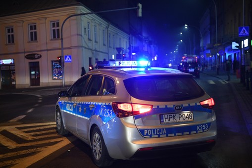 adiowóz policyjny przed jedną z kamienic policja bomby