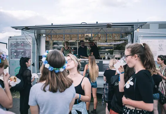 Pikantne tacosy, boski ramen i soczyste hamburgery. Food truckowe sławy na Open'erze