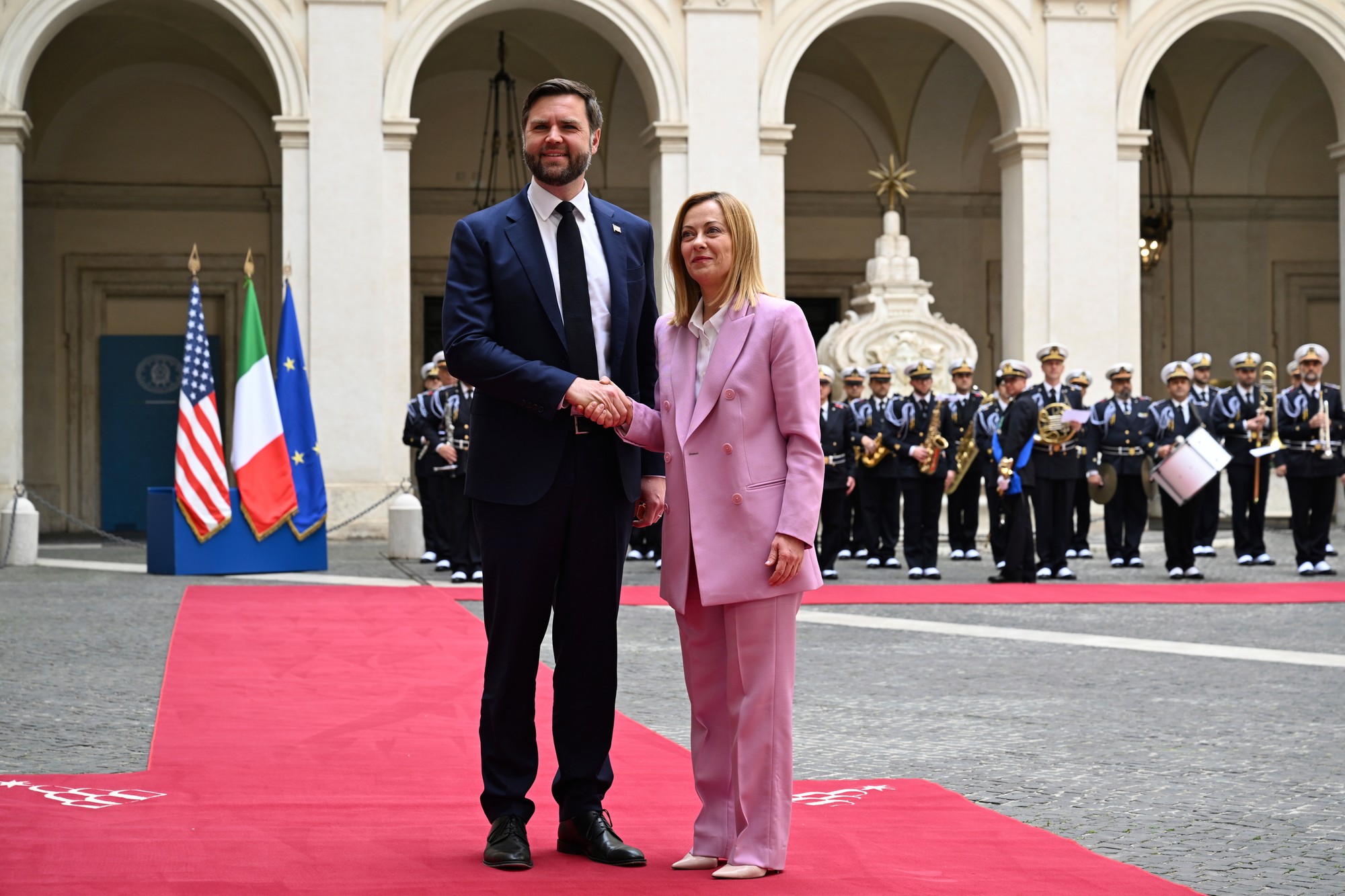 Americký viceprezident J.D. Vance a talianska premiérka Giorgia Meloniová.