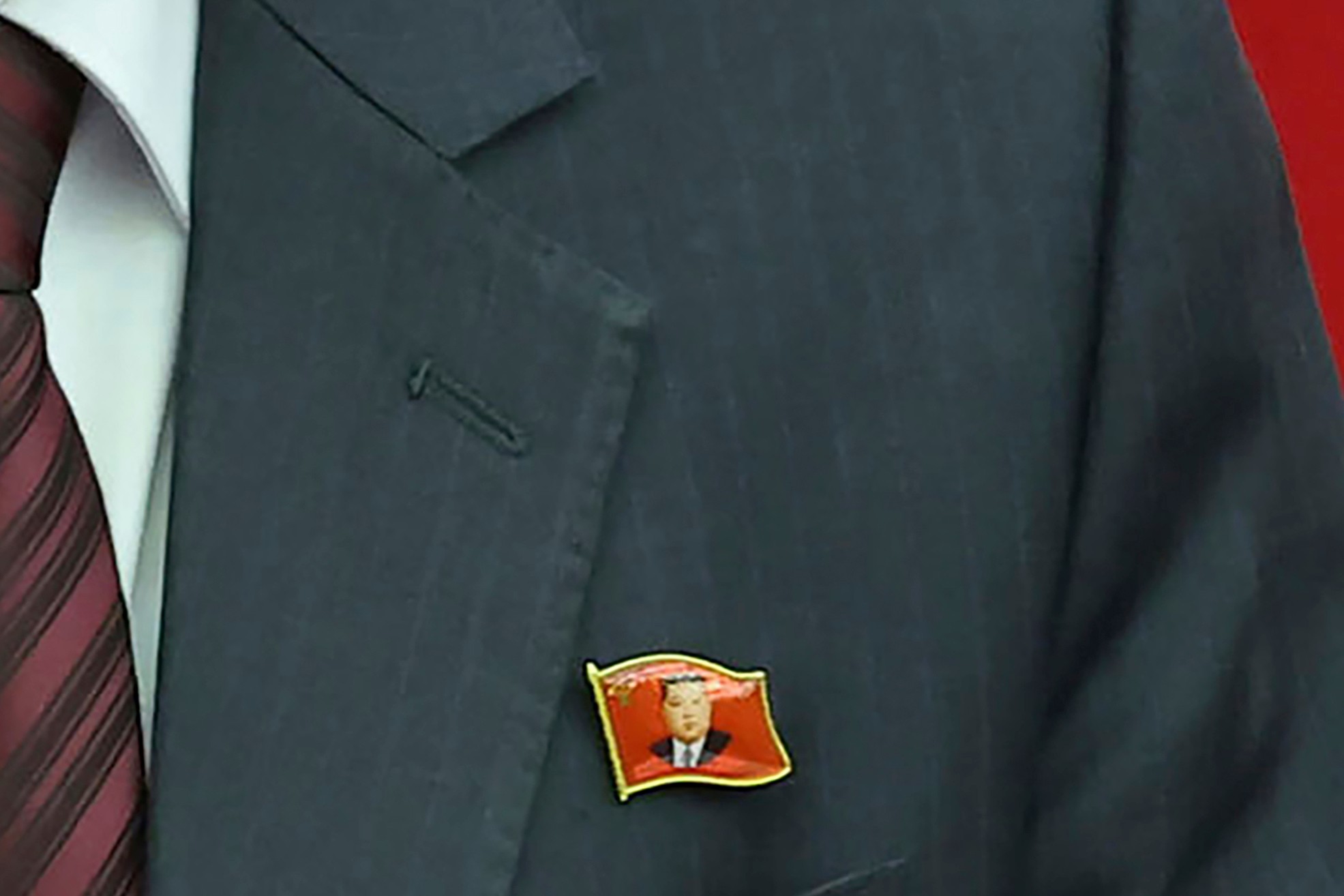 Odznak s Kim Čong-unovou podobizňou.