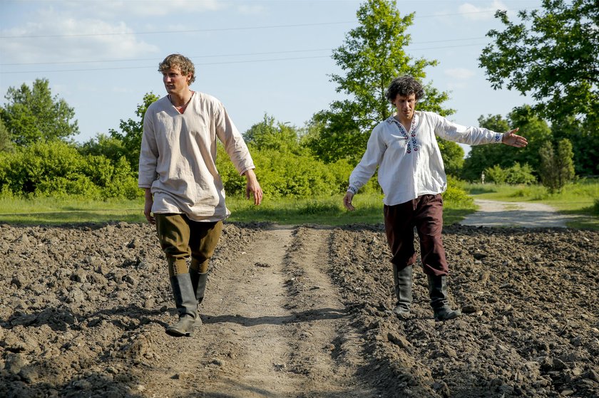 Słynna miedza, zarzewie konfliktu między Kargulami i Pawlakami.