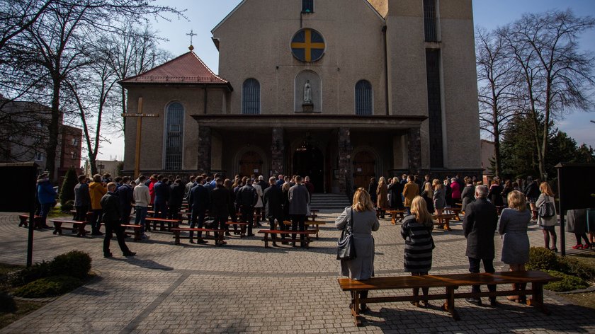 Kraków. Pierwszy dzień lockdownu a w Czyżynach bierzmowanie. Tłumy pod kościołem