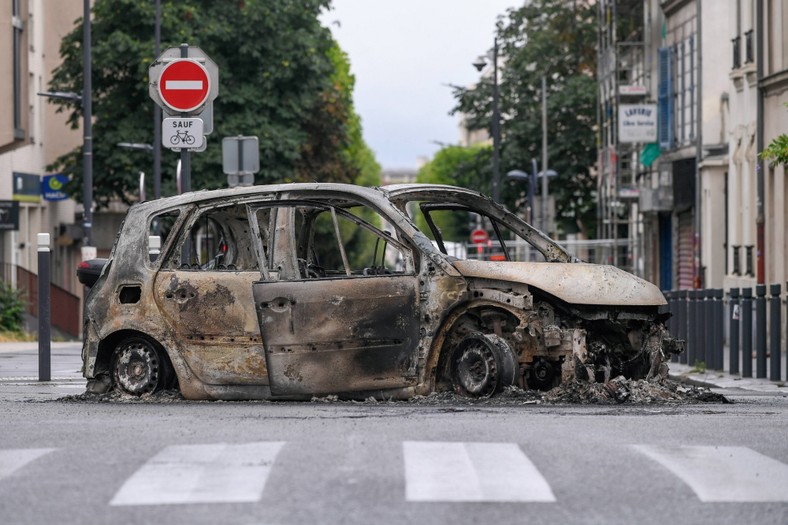 Spalony samochód - ślad po zamieszkach, Montreuil, 1 lipca 2023 r.