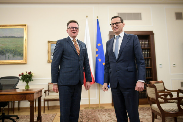 Marszałek Sejmu Szymon Hołownia i premier Mateusz Morawiecki przed spotkaniem w Sejmie w Warszawie