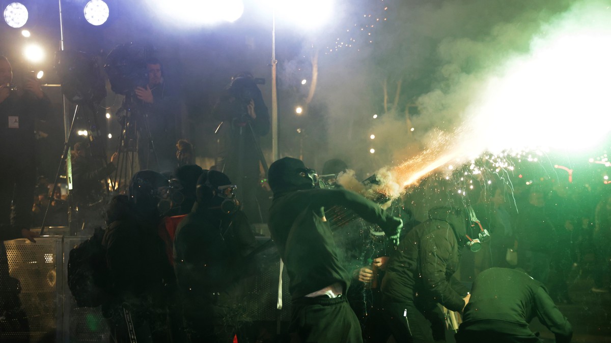 Sukob demonstranata i policije na protestu u Tirani
