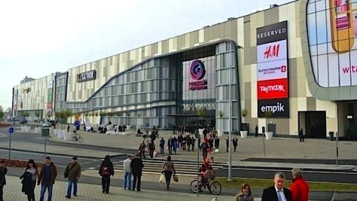 Około 2 nad ranem z najwyższej kondygnacji odpadł fragment sufitu galerii Poznań City Center. Jeden pion galerii handlowej musiał zostać zamknięty. Na szczęście w wyniku zdarzenia nikt nie ucierpiał.