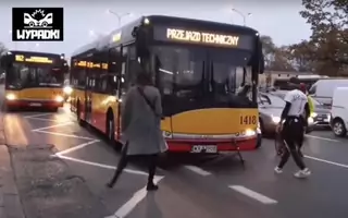 Kierowca autobusu celowo wjechał w protestującego rowerzystę