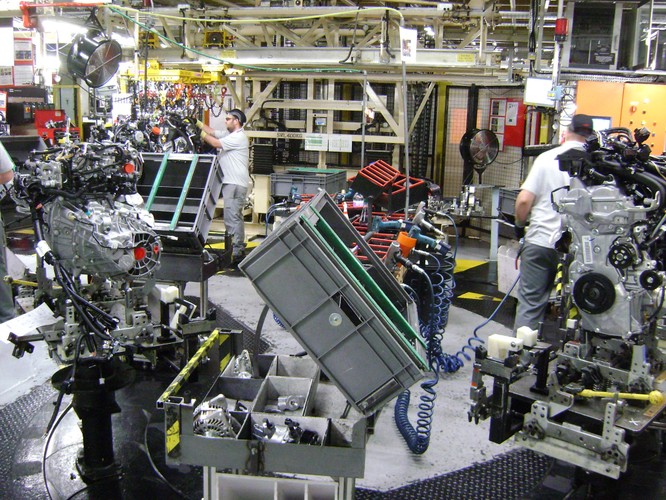 Wśród pracowników jest także starannie wyselekcjonowana grupa nowo mianowanych mistrzów produkcji. Na każdym etapie procesu produkcyjnego gwarantują oni, że każdy egzemplarz Q30 spełnia najwyższe standardy produkcyjne Infiniti.