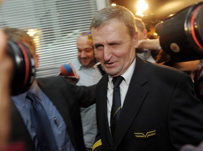 Kpt. Tadeusz Wrona po konferencji prasowej w siedzibie PLL LOT