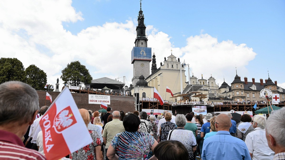 Z udziałem setek pieszych pielgrzymów, m.in. z Poznania, Piotrkowa Trybunalskiego i Przemyśla, na Jasnej Górze odbyły się w sobotę uroczystości święta Matki Bożej Szkaplerznej. To pierwszy w tym roku tzw. szczyt pielgrzymkowy w sanktuarium; kolejne będą w sierpniu.