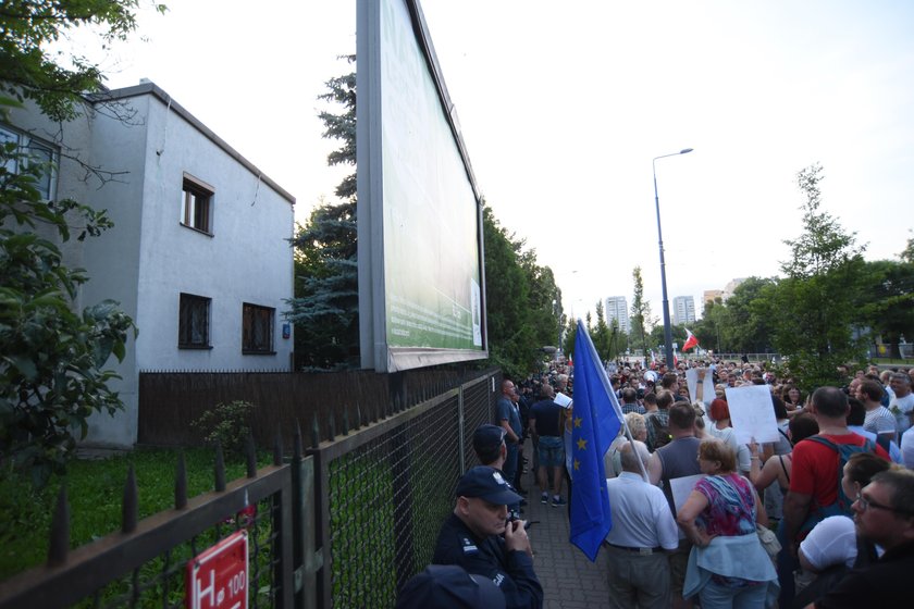 Służby nagrywają protestujących ludzi pod domem Kaczyńskiego. Oto dowód!