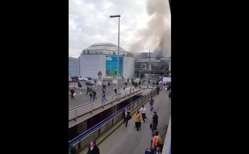 Ludzie uciekają z lotniska