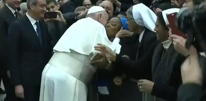 Papież prosił, by pocałowana go nie pogryzła