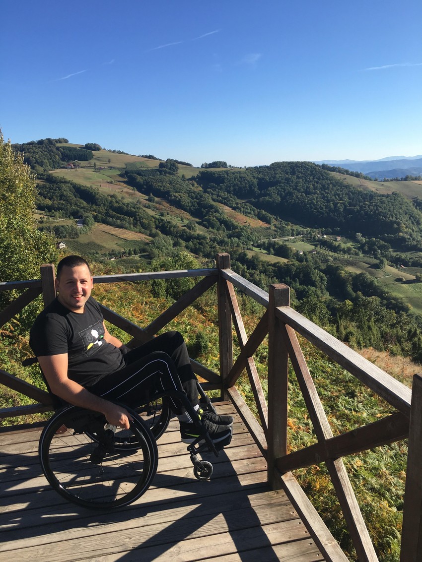 Danas vodi aktivan život skoro pa kao pre nesreće