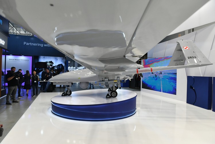 Dron bojowy Bayraktar TB2 prezentowany na XXX Międzynarodowym Salonie Przemysłu Obronnego w Kielcach.