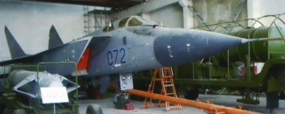 Zmagazynowany drugi prototyp MiG-31D izdielije 07  sfotografowany w 2003 roku na terenie poligonu Sary-Szagań.