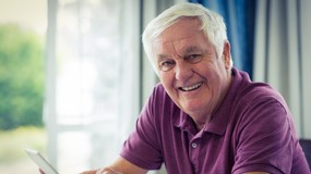 Darmowe leki, tańszy pociąg. Oto lista zniżek i ulg, które seniorzy zyskują. Wystarczy tylko jeden dokument