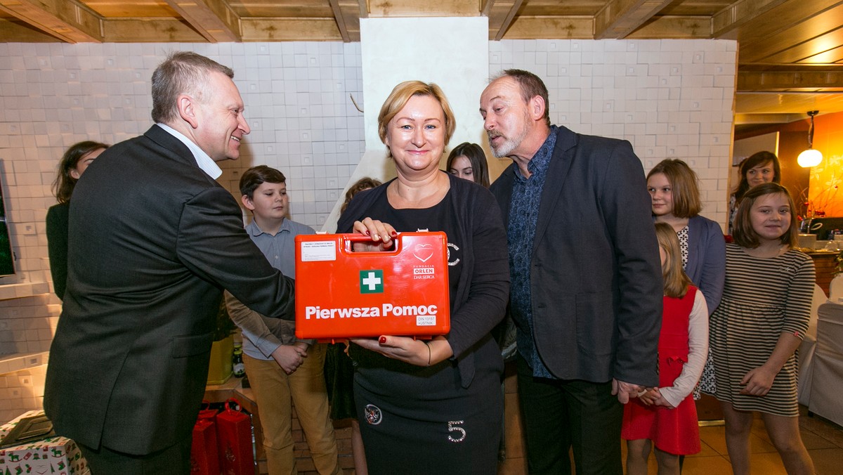 Bogato wyposażone apteczki pierwszej pomocy trafią do Rodzinnych Domów Dziecka z całej Polski. Fundacja "ORLEN - DAR SERCA" przekaże sprzęt medyczny w ramach akcji społecznej "TAK dla bezpieczeństwa", realizowanej pod honorowym patronatem Komendy Głównej Państwowej Straży Pożarnej.