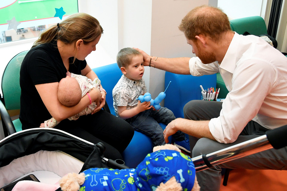 Książę Harry w odwiedzinach u małych pacjentów