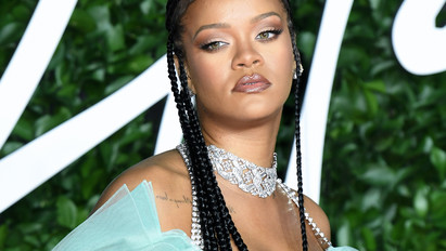 Extra dögös: áttetsző kombinéban állt modellt a Vogue-nak Rihanna