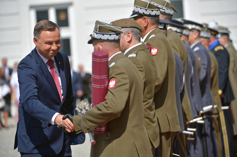 Prezydent RP, zwierzchnik Sił Zbrojnych Andrzej Duda gratuluje generałom awansu.