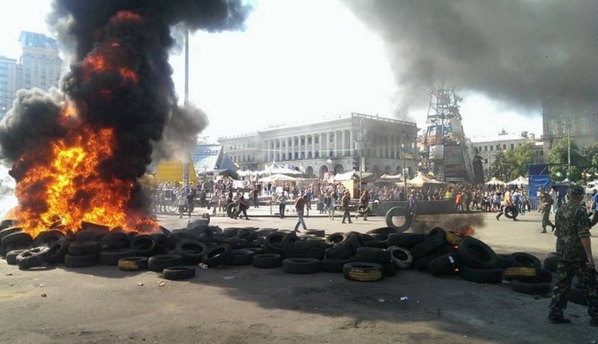 Płonące opony na Majdanie