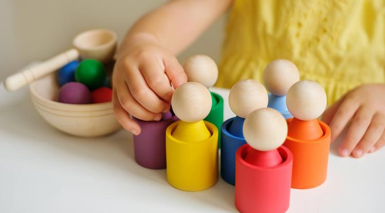 Geometriai formák, színes fatárgyak: egy klasszikus Montessori játék