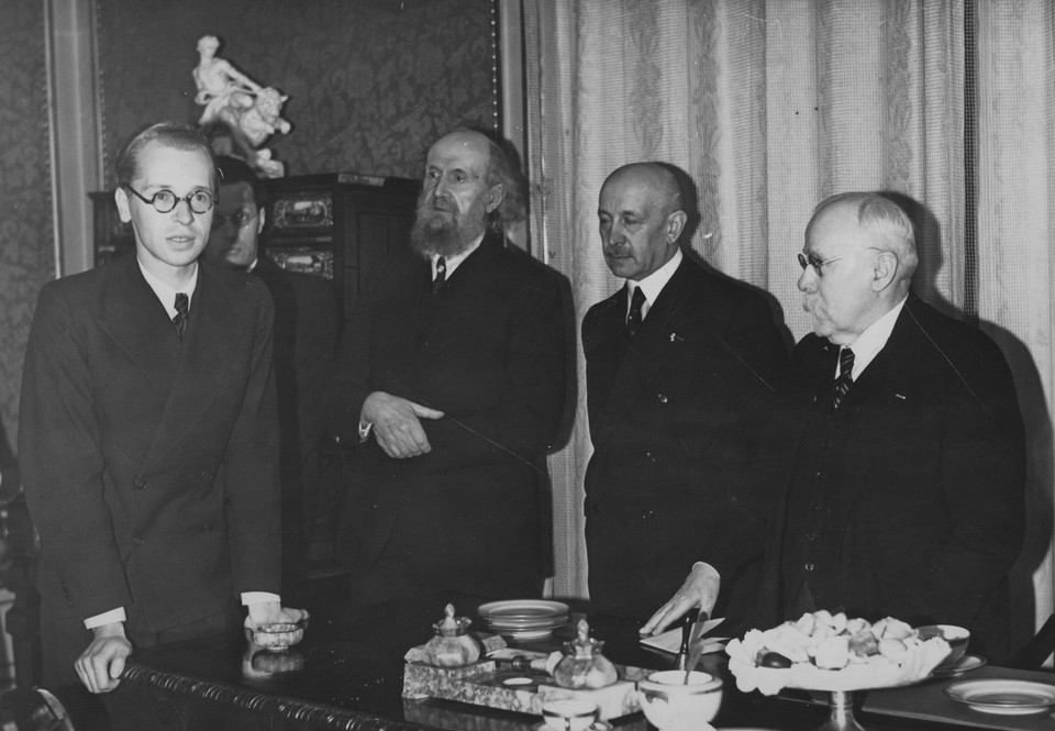 Jerzy Andrzejewski (pierwszy od lewej)