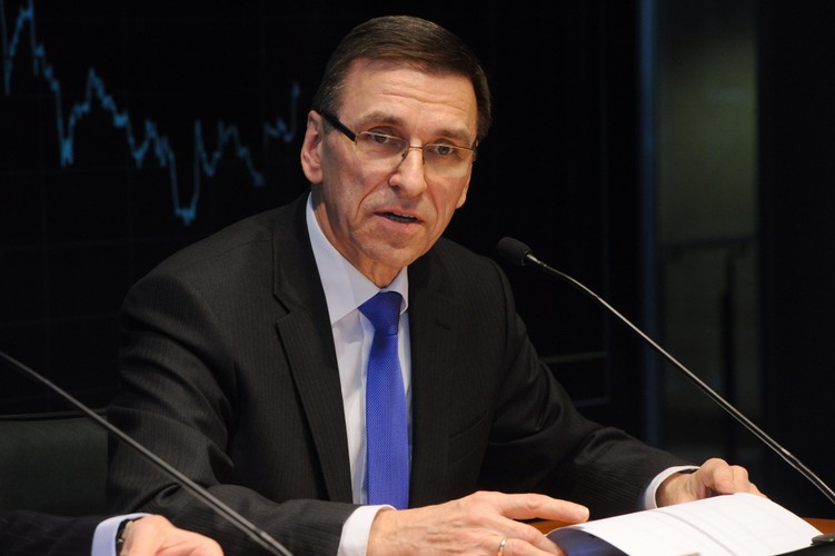 Piotr Grzymowicz posiada dom oraz działkę o łącznej wartości 1 mln 520 tys. zł. Czerpie dochody z tytułu pracy na st. Prezydenta, jak również z tytułu najmu. Na co dzień jeździ Fordem Mondeo (rocznik 2005).
<br><br>
(fot. Grzegorz Jakubowski/PAP)