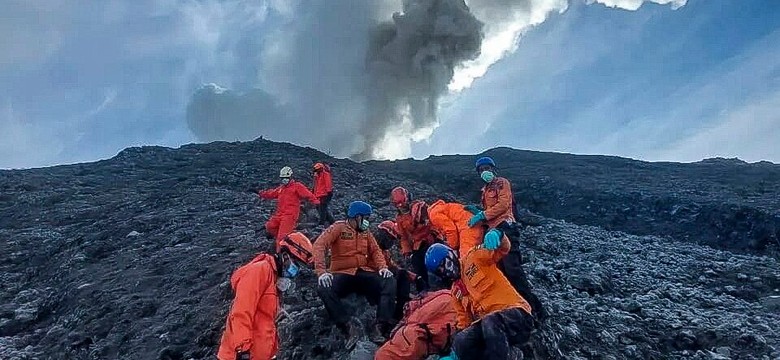 11 kolejnych ciał odnalezionych na zboczu po nagłej erupcji wulkanu Marapi