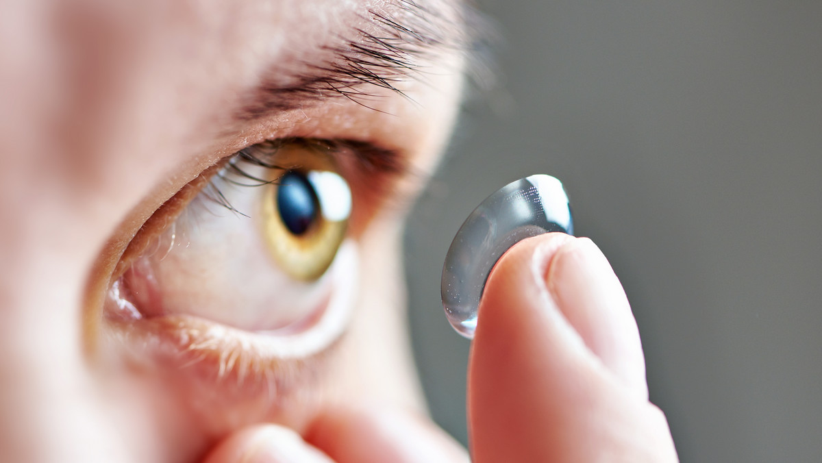 Koronawirus: eksperci radzą zrezygnować z soczewek na rzecz okularów