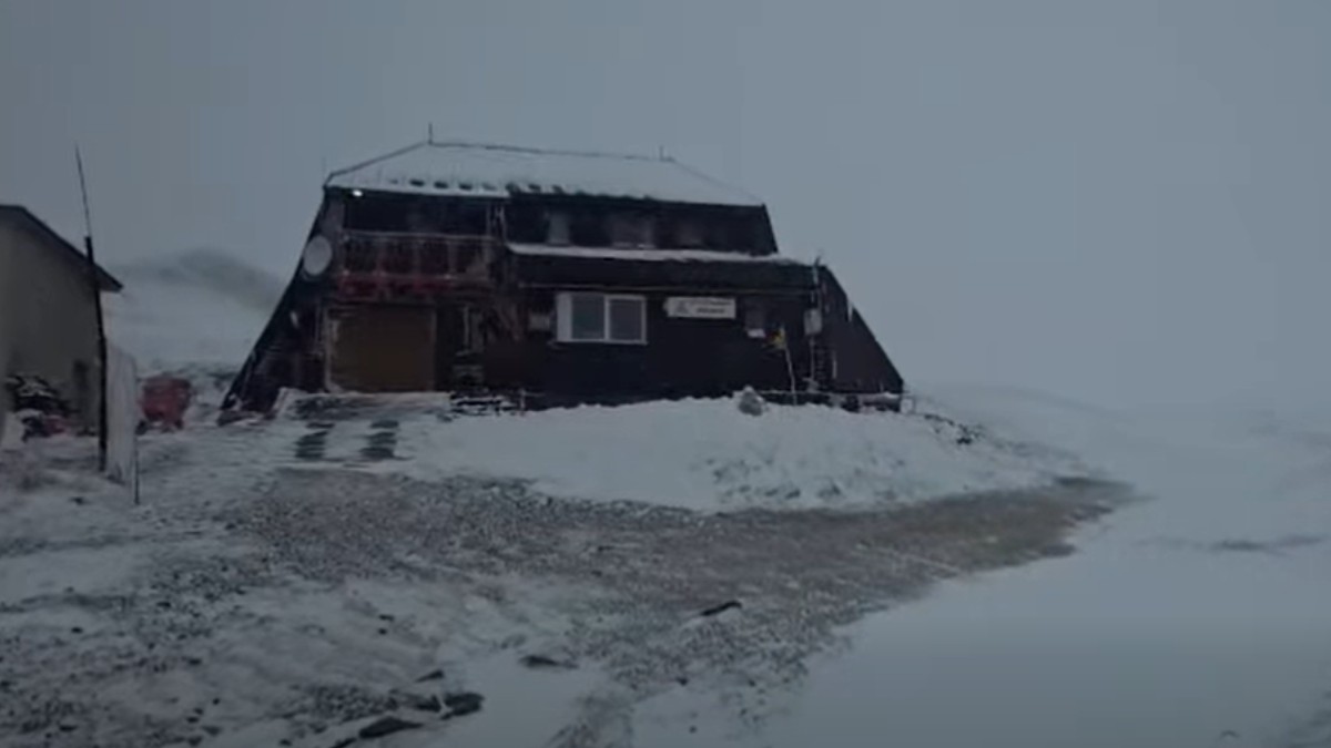 „S-a instalat iarna la munte!” Avertismentul Salvamont Prahova pentru turiști: vânt puternic, ninsori și ceață în acest weekend