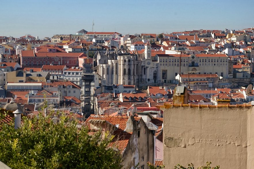 Elevador de Santa Justa i po prawej widoczne ruiny kościoła karmelitów (prezbiterium).