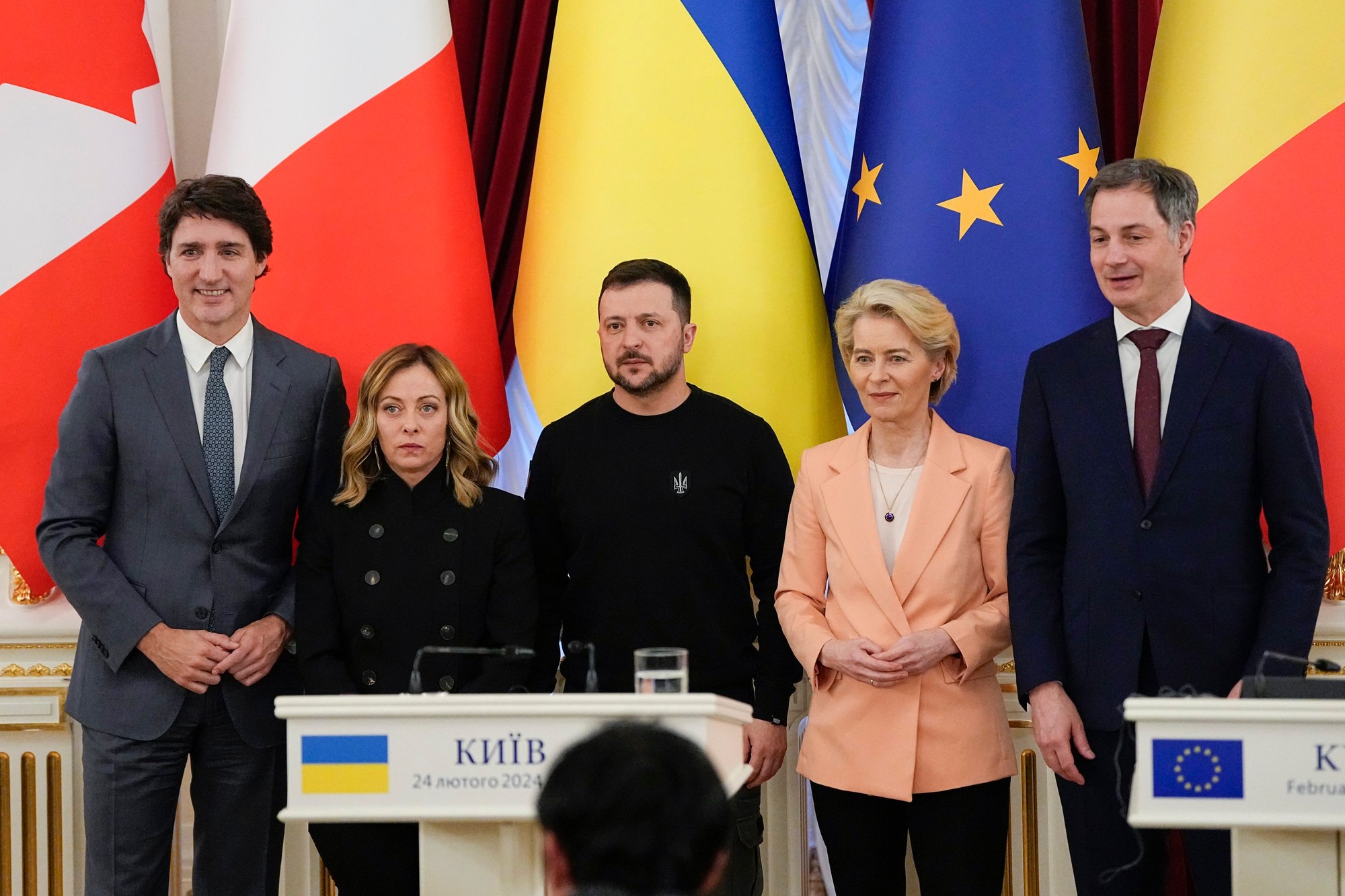 Zľava kanadský premiér Justin Trudeau, talianska premiérka Giorgia Meloni, ukrajinský prezident Volodymyr Zelenskyy, predsedníčka Európskej komisie Ursula von der Leyen a belgický premiér Alexander De Croo.