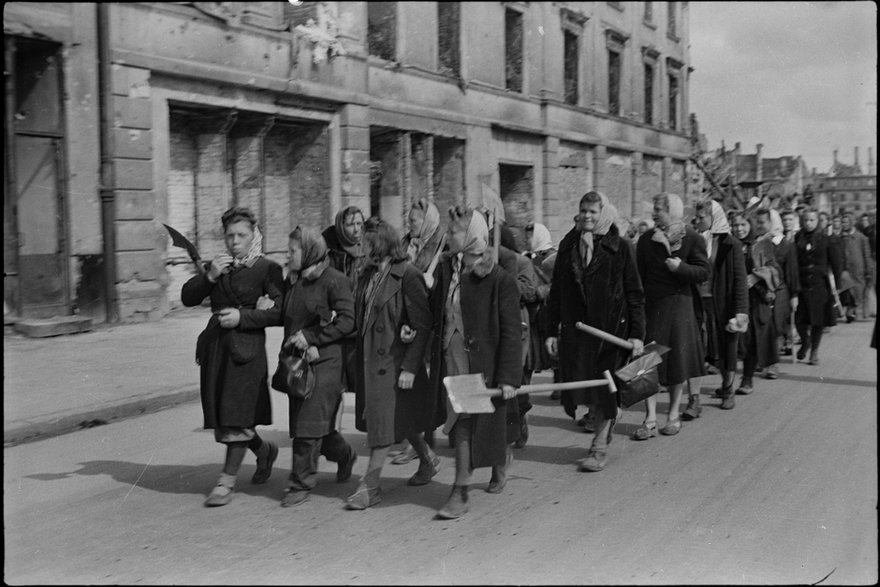 13 Zofia Chomętowska, Brygada pracy idąca na akcje odgruzowywania, 1945, Muzeum Warszawy