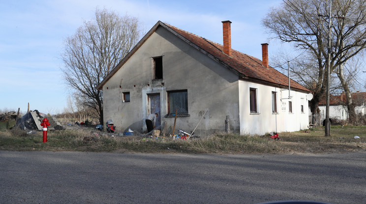 A kisfiú a ház mellett játszott, amikor a falhoz döntött ágykeret rádőlt. A rendőrség vizsgálja, hogy történhetett a tragédia / Fotó: Fuszek Gábor