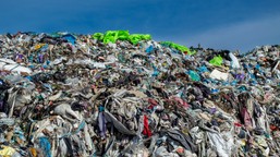 unijny bat na odzieżowe marnotrawstwo. nadciągają nowe przepisy, które