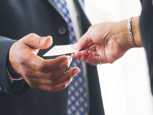 Czy wizytówka to już przeżytek w biznesie?