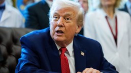 trump nie słucha lekarzy. tłumaczy, skąd ma siniaki na rękach