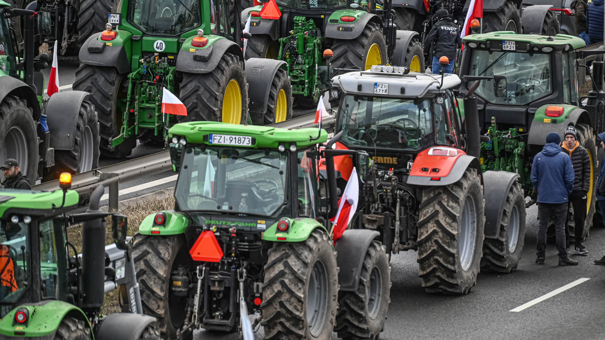 Nawóz, płonące opony i traktory. Wyjaśniamy, co wkurza rolników w Europie. 