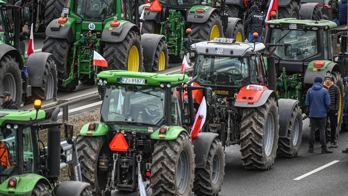 Nawóz, płonące opony i traktory. Wyjaśniamy, co wkurza rolników w Europie. 