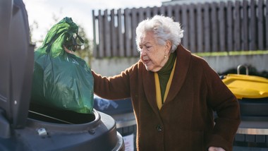 emeryci zwolnieni z opłat za śmieci. pełna ulga bez żadnych kosztów. jak skorzystać?
