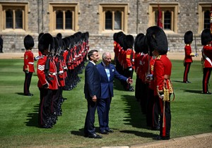 Kralj Čarls i Emanuel Makron