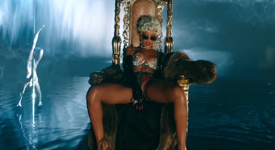 Rihanna w klipie do 'Pour It Up'