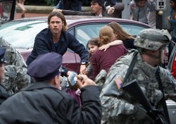 "World War Z" już się rozpoczęła - zobacz, jak Brad Pitt ratuje świat przed zombie!