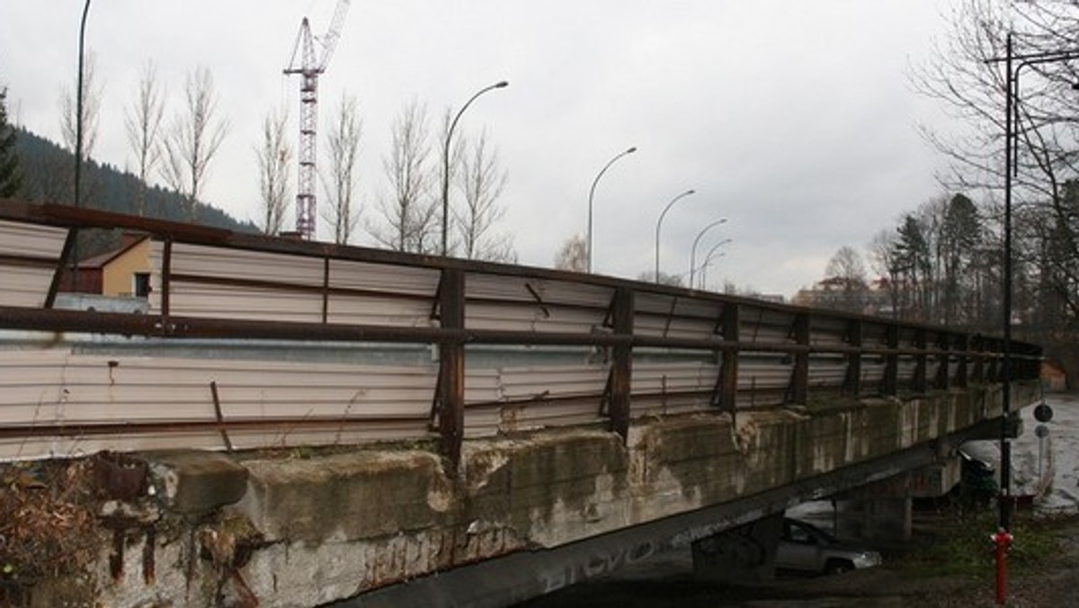 Zakopiańska estakada nie będzie otwarta przed końcem wakacji. Remont żelbetowej konstrukcji łączącej Zakopane z drogą w stronę Kościeliska jest uciążliwy dla kierowców szczególnie w czasie sezonu turystycznego. Przyspieszenie prac uniemożliwiła fatalna pogoda - dowiedziało się Radio Kraków.